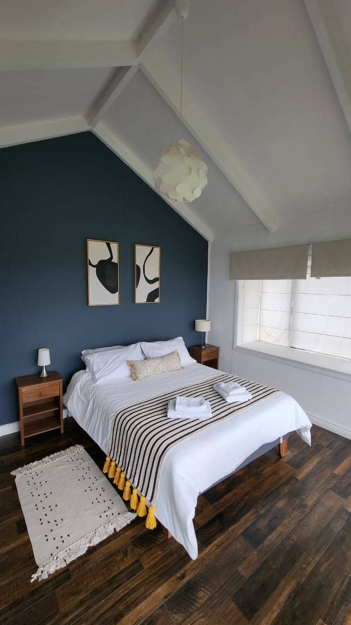 Hoofdslaapkamer met eigen badkamer en ruime inloopkast