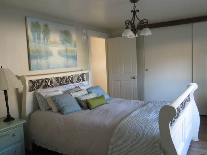 Chumba kikuu cha kulala. Kitanda cha ukubwa wa Malkia.
Ina choo na bafu la mvua la chini la kuogea.