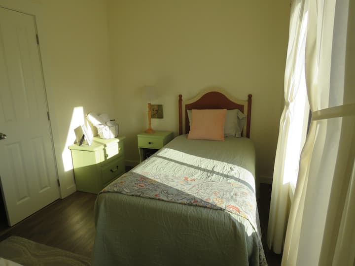 Chumba cha kulala cha tatu kina kitanda pacha na
kitanda cha inflatable kitawekwa kwa ajili ya mgeni wa 6.