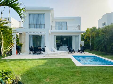 Vibrant Golf Villa 2 Minutes from Beach