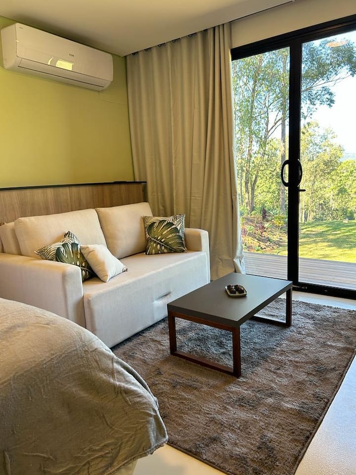 您需要带更多人来吗？ 所有套房都有一张非常舒适的沙发！