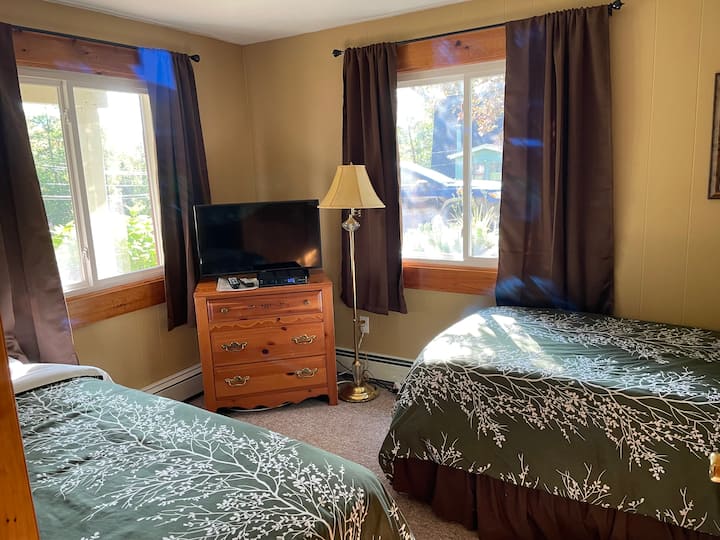 Ghorofa ya kwanza, chumba cha kulala #1 - vitanda viwili pacha, kabati la nguo na kabati.