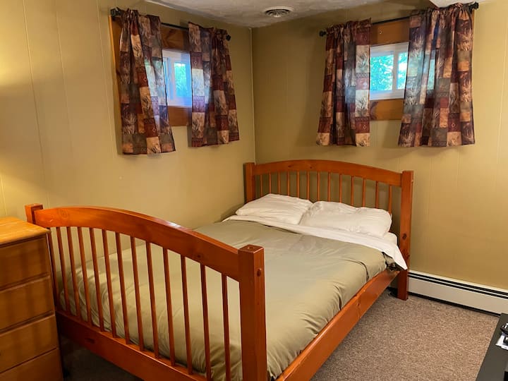 Ghorofa ya kwanza, chumba cha kulala #3, kitanda kamili, kabati la nguo, televisheni (haijaonyeshwa, lakini iko chini ya picha) na kabati. 