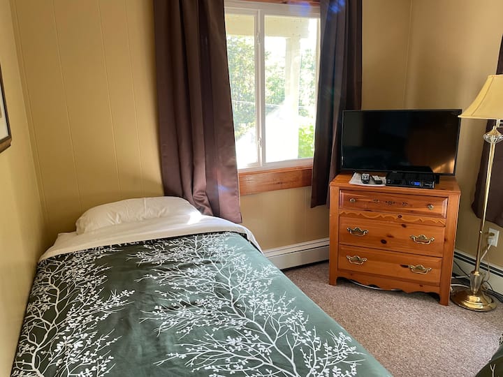 Ghorofa ya kwanza, chumba cha kulala #1, vitanda viwili pacha, kabati la nguo na kabati.