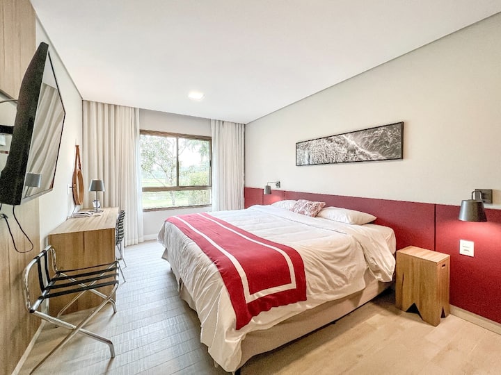 جناح بسرير بمقاس كبير وسرير فردي (بار صغير وخزانات وخزانة وطاولة مكتب وتلفزيون ذكي)