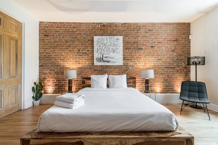 Charming 3BDR Downtown – 2 Levels, 2 Bathrooms gallery image 2