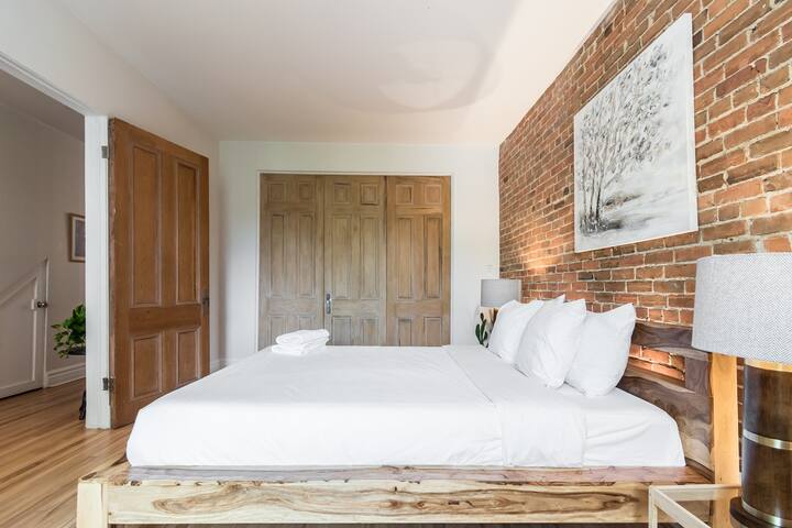 Charming 3BDR Downtown – 2 Levels, 2 Bathrooms gallery image 4