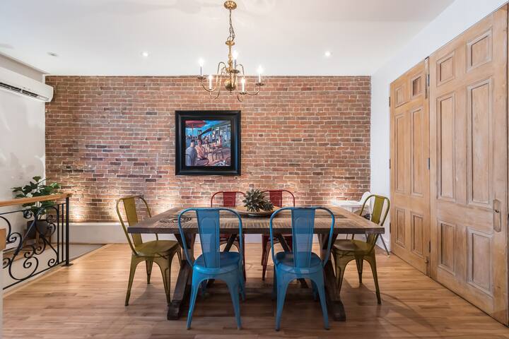 Charming 3BDR Downtown – 2 Levels, 2 Bathrooms gallery image 5