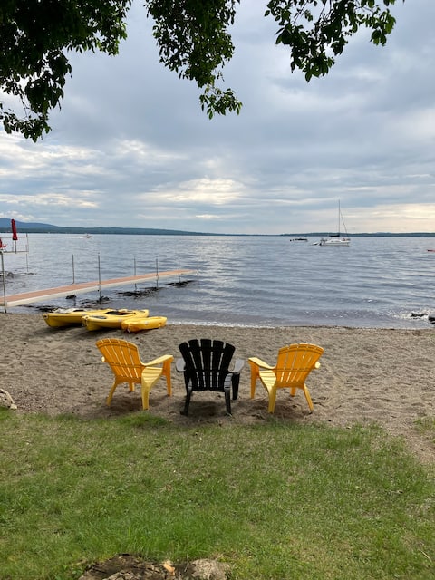 Le Chalet (Lac Aylmer) HOT TUB, BEACH and WIFI
