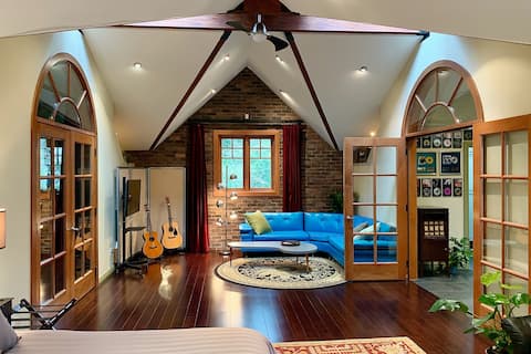 Top performing Airbnb: "Treat Yourself Like A Rockstar" studio suite in South Surrey