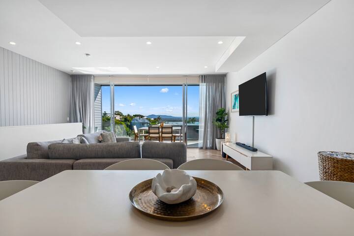Stunning 2 Storey Apartment with Ocean Views gallery image 2