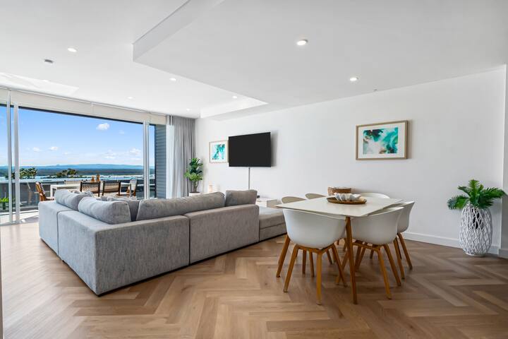 Stunning 2 Storey Apartment with Ocean Views gallery image 5