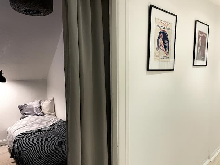 Bureau/chambre 3 vu depuis le couloir.
