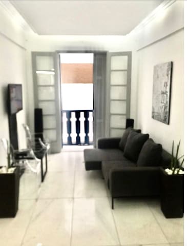 Cozy, chic Leblon flat 2 suits, 2 blocks to beach