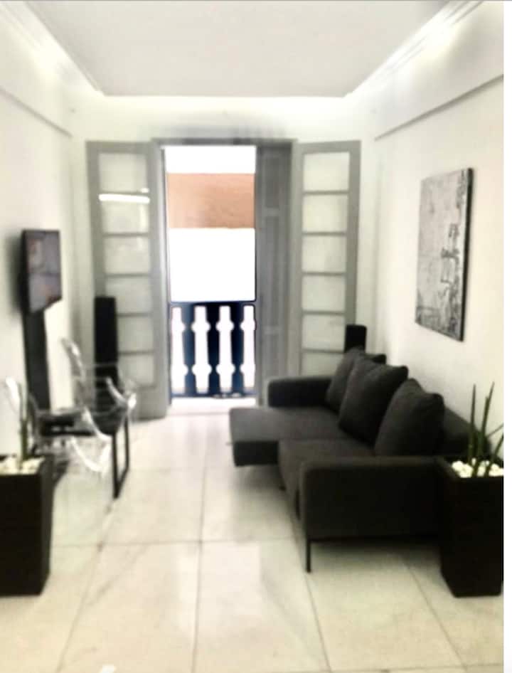 Cozy, chic Leblon flat 2 suits, 2 blocks to beach Apartments for Rent