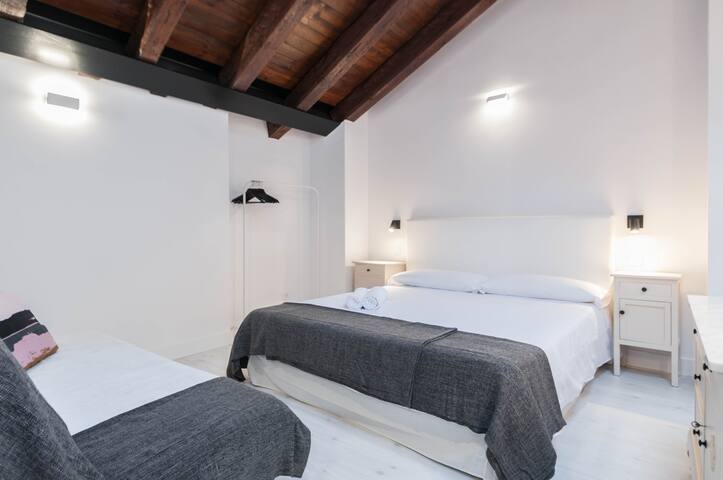 HELLENHOST: Rustic Attic in Gran Vía – Madrid gallery image 3