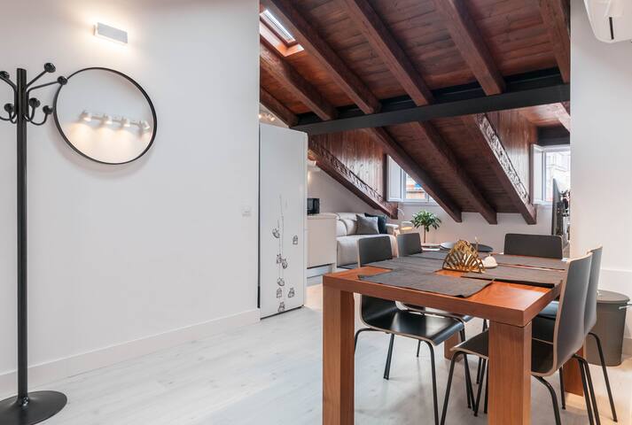 HELLENHOST: Rustic Attic in Gran Vía – Madrid gallery image 4