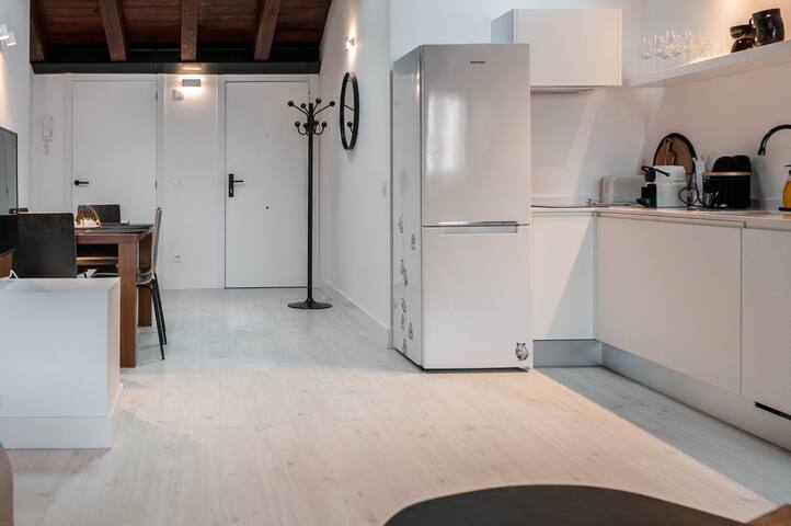 HELLENHOST: Rustic Attic in Gran Vía – Madrid gallery image 5