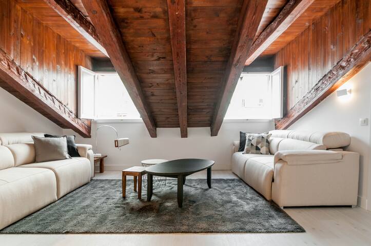 HELLENHOST: Rustic Attic in Gran Vía – Madrid gallery image 2