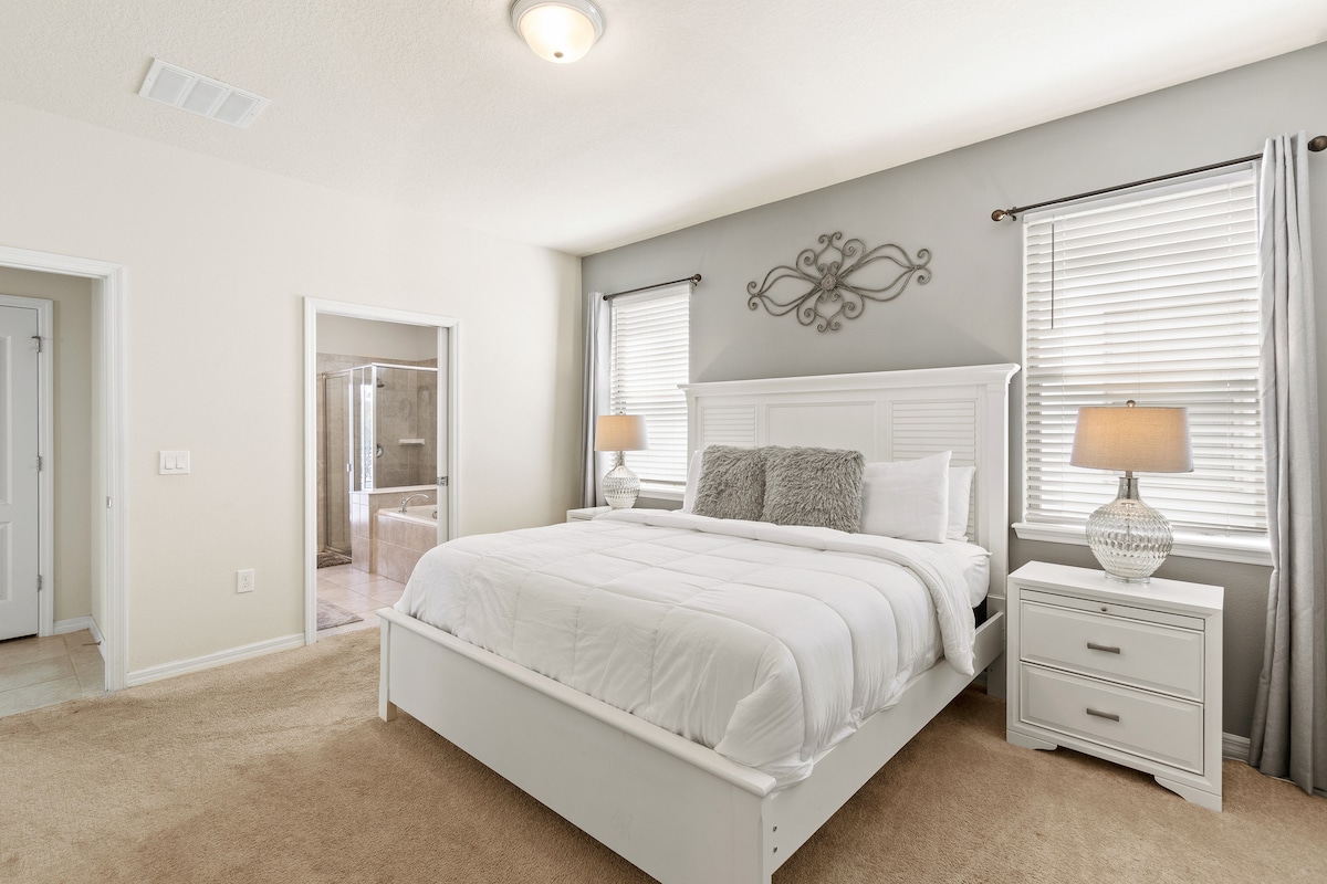 Ქვევით მთავარი ფლიგელი საკუთარი სააბაზანოთი.