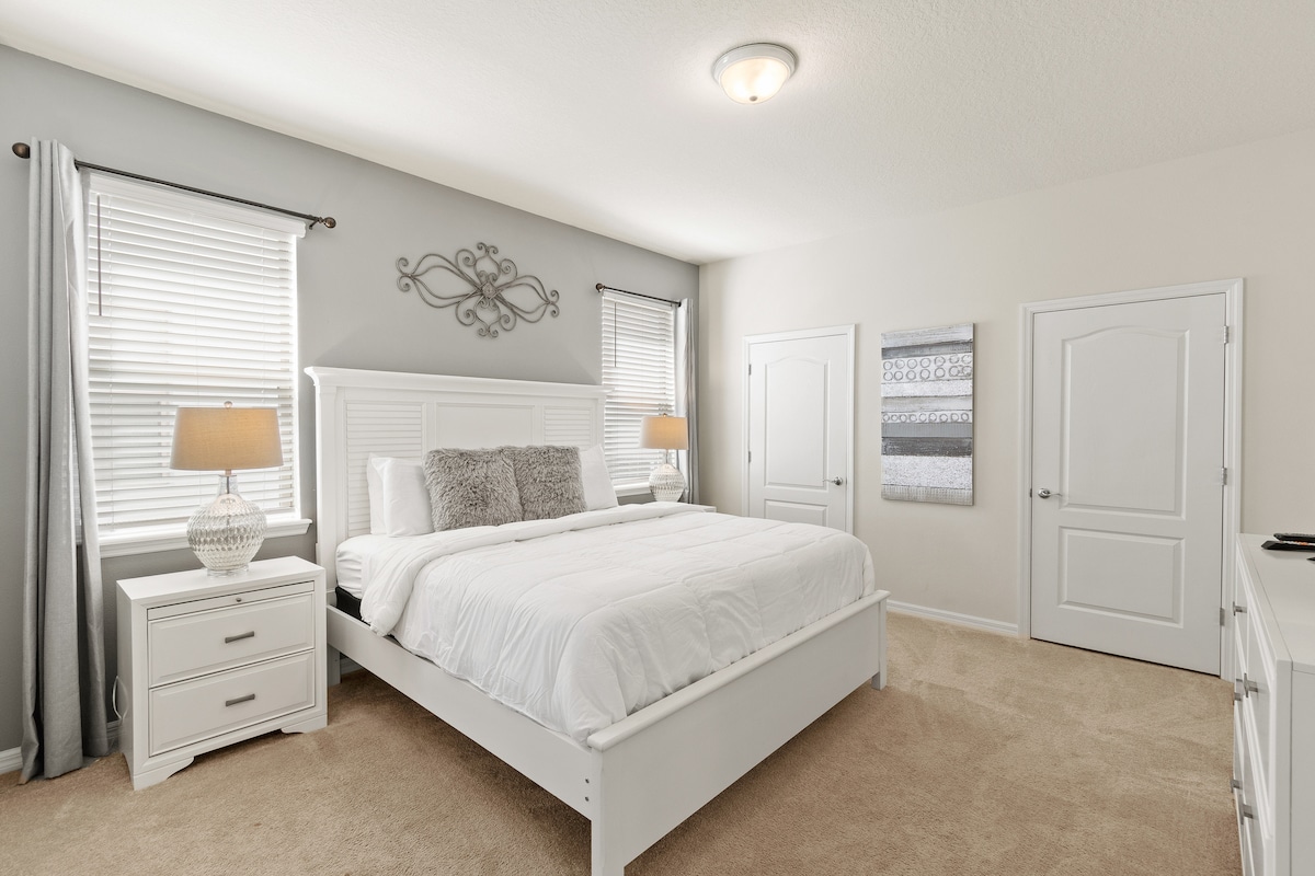 Ქვევით მთავარი ფლიგელი საკუთარი სააბაზანოთი.