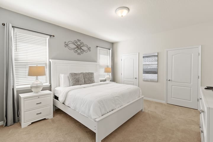 Suite principal en la planta baja con baño propio.