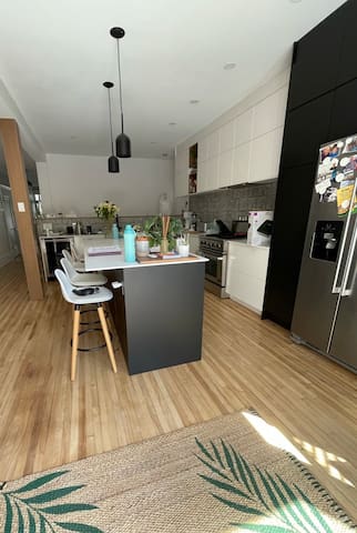 Bel appart 2 étages, piscine, collé sur le métro