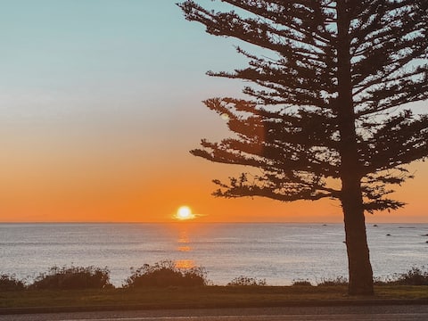 Popular Airbnb listing: Idyllic Beachfront Stay ᐧ Bayview 170 | Apt. Two in Kaikoura District