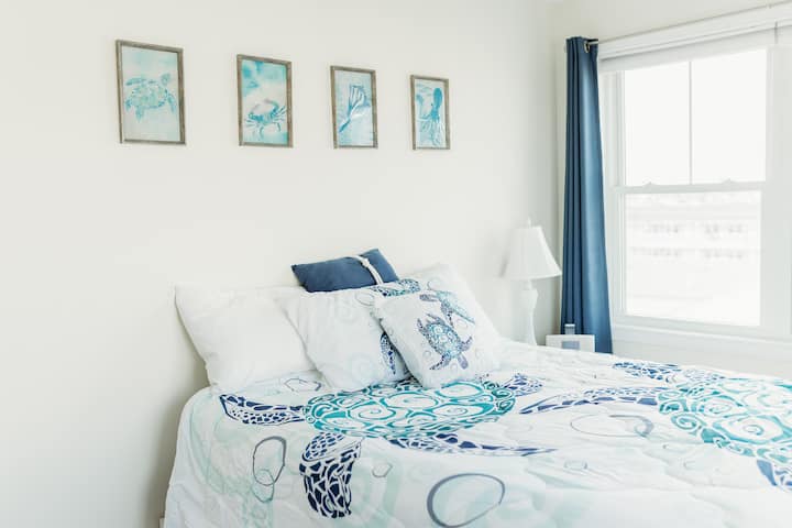 boven queensize slaapkamer met jaloezieën en verduisterende gordijnen 