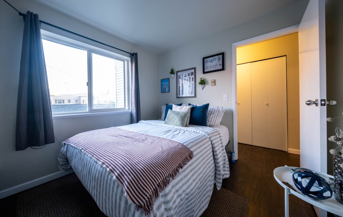 Уживајте во спалната соба на The Social, карактеристичен имот сместен во Капитол Хил во Сиетл со 29 ноќевања. Откријте го удобниот шарм што го дефинира овој препознатлив простор.
