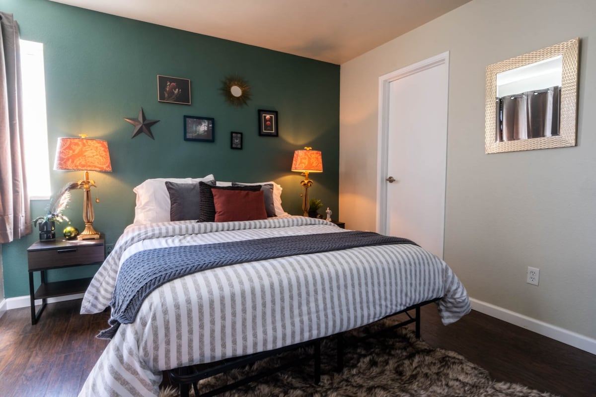 Спалната соба во The Social во Капитол Хил, Сиетл, е извор на чиста радост - ексклузивна креација од 29 ноќевања. Уживајте во ова внимателно дизајнирано засолниште.