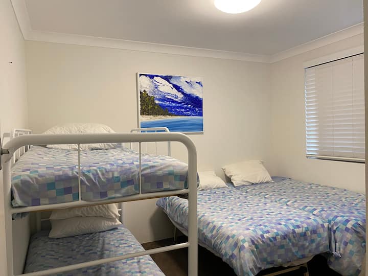 El segundo dormitorio tiene una cama extraíble/levantada que se puede utilizar como cama tamaño king si lo prefieres.