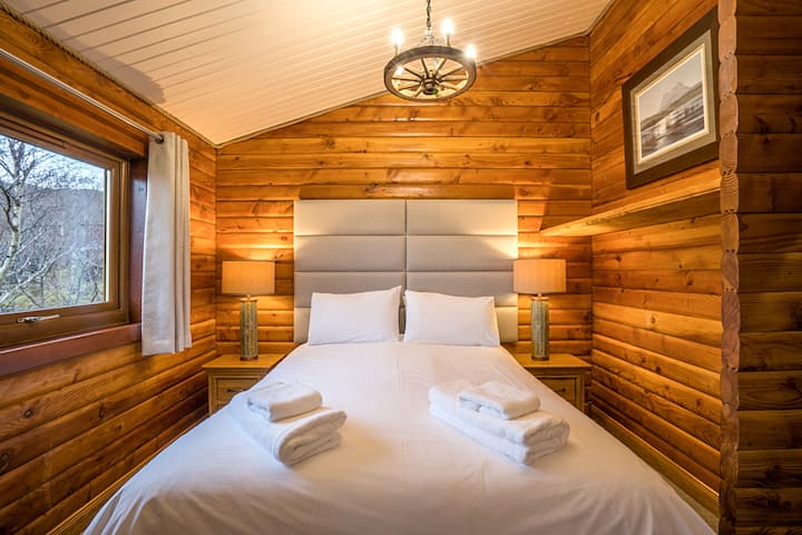 Slaapkamer met kingsize bed