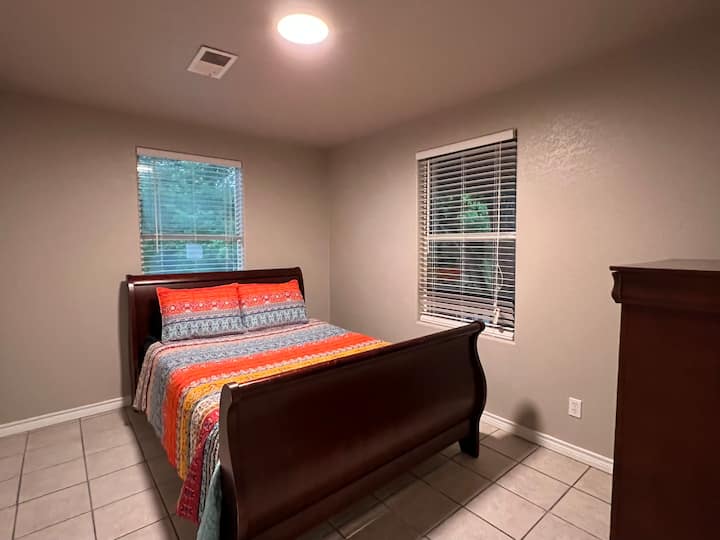 Საძინებელი - საწოლი 152 × 203 სმ