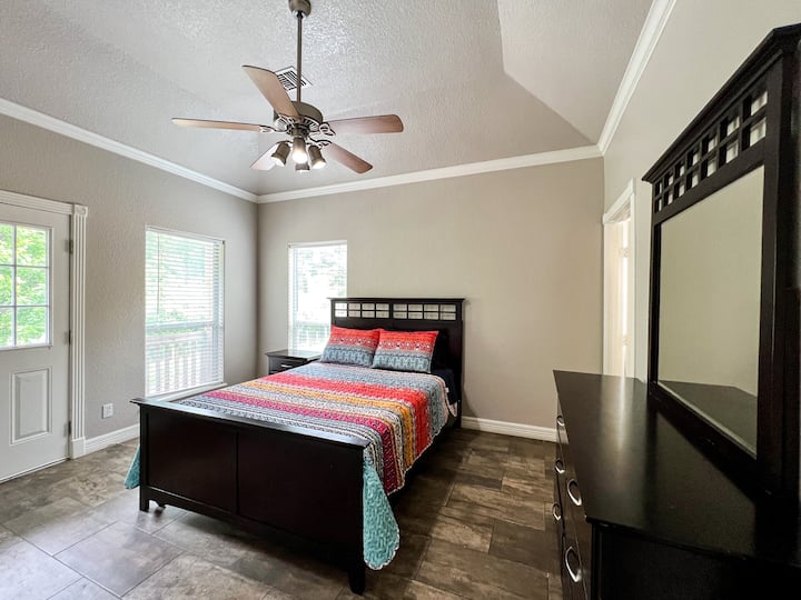 主卧配备标准双人床和独立浴室。 与客卧共用私人阳台。