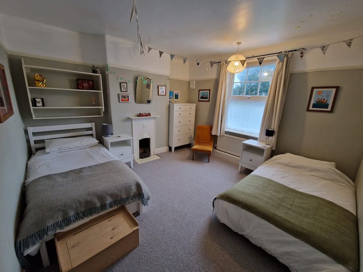 غرفة تضم سريرين صغيرين