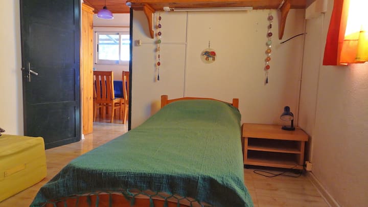 Room no 1 with one single bed and a foldable mattress. There is also an AC.

Habitación no 1 con una cama individual y colchón plegable. También hay aire acondicionado.