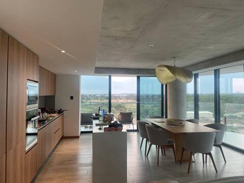 Modern 2½-Bedroom in Luxury Tower