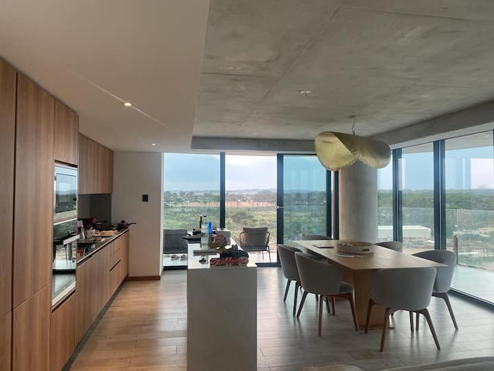 Modern 2½-Bedroom in Luxury Tower