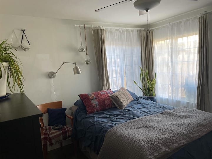 Relajante 1 dormitorio con un gran espacio en el armario. Casas en