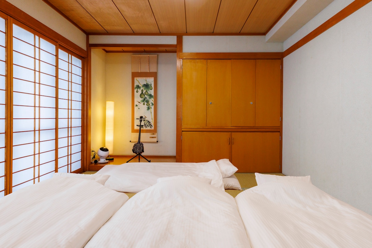 Dormitorio 5 [Futón 4]
Es un futón de estilo japonés.