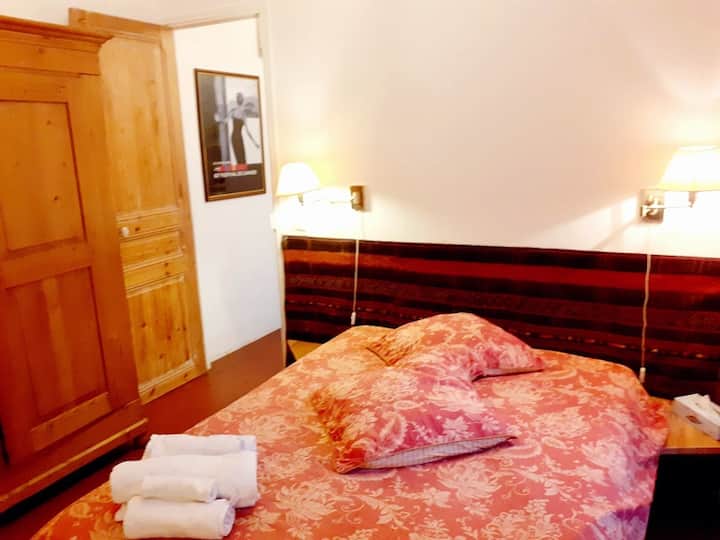 Кревет од 140 см, врата од дневна соба/кујна, голема гардероба