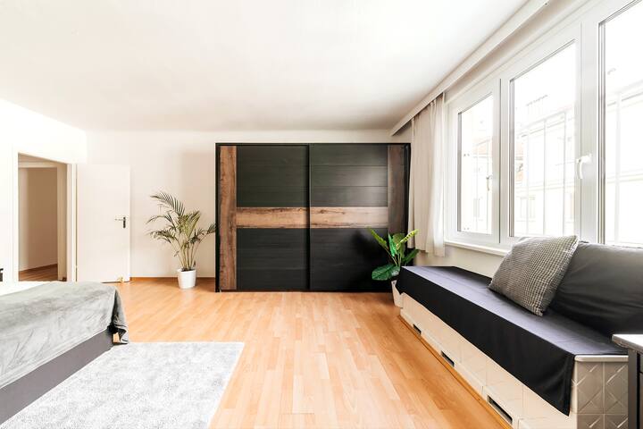 FeelHome-Karmeliterviertel-6 Guests-WiFi-Smart TV gallery image 5