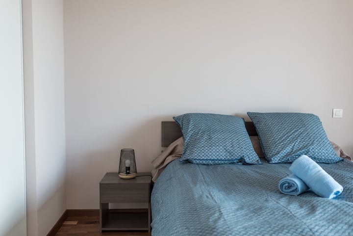 Dhomë gjumi për prindërit me dhomë gardërobe dhe qasje në tarracë
