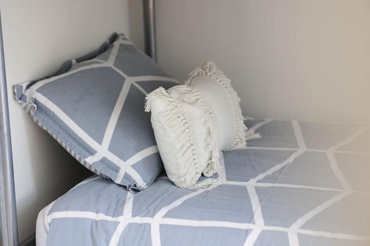 Dormitorio tres: dos camas individuales (no literas)