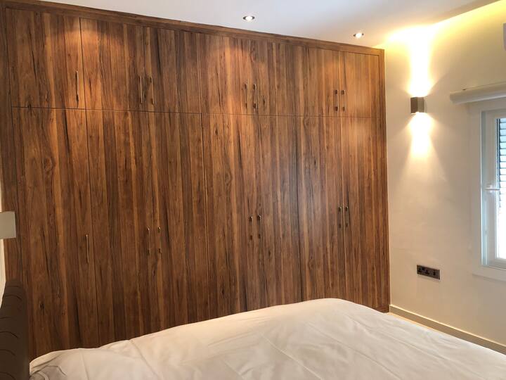 חדר שינה עם חדר רחצה צמוד