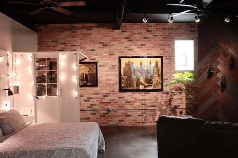 Lakeview Loft-Vintage Chicago, Modern Amenities