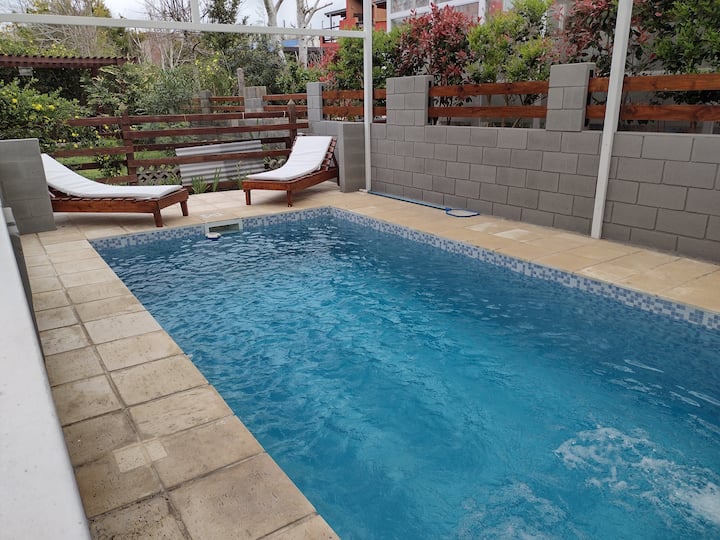 Cabaña Los Huarpes, Con Pileta  Cubierta Y Privada - Villa Gesell