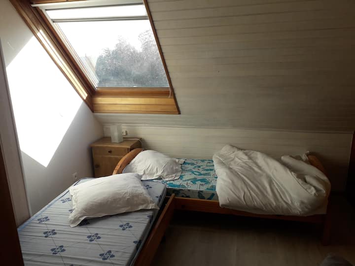 Spálňa s 2 samostatnými lôžkami s modulárnou polovičkou