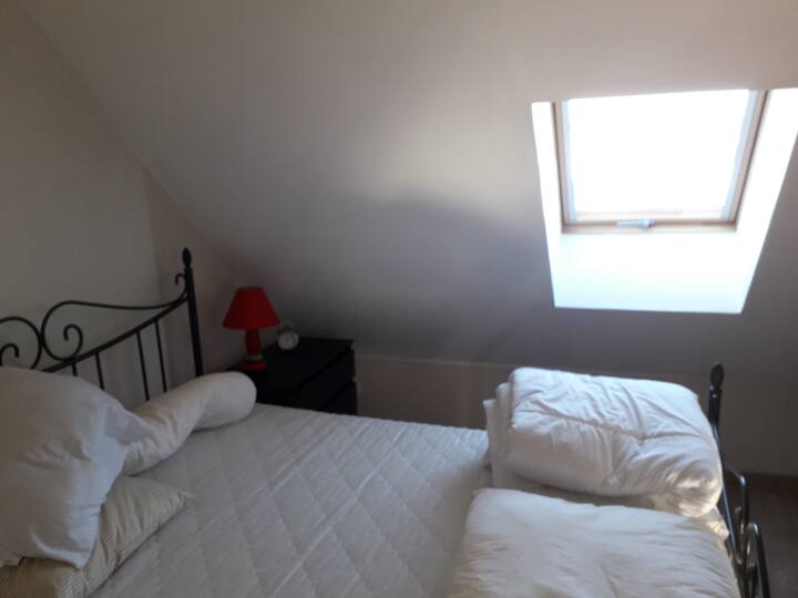 Spálňa s výhľadom na manželskú posteľ 1/2